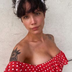 Halsey Shows Her Cleavage 1 Photo