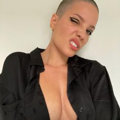 Halsey Shows Off Her Tits 2 Photos