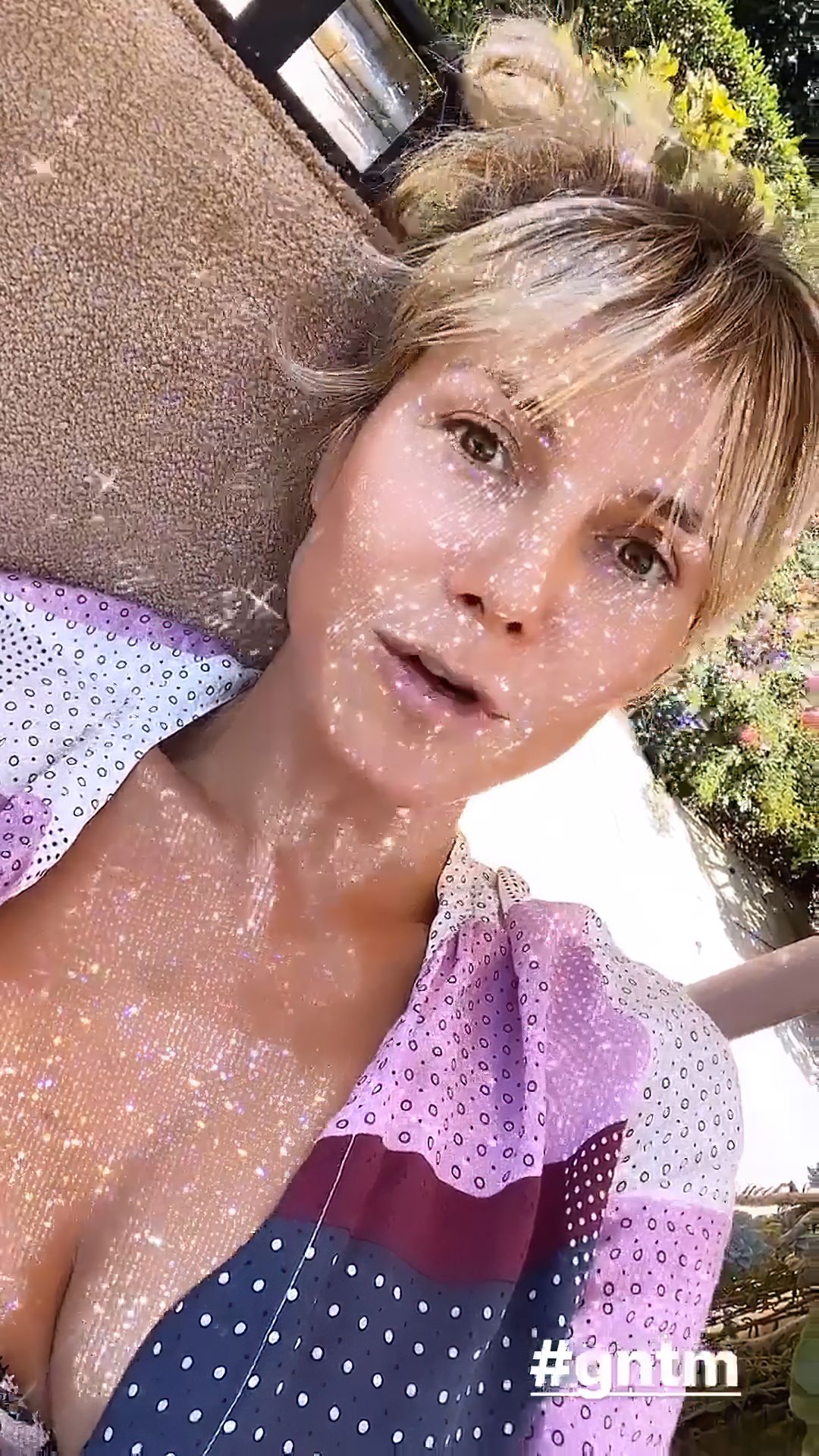 Heidi Klum Shows Off Her Cleavage (5 Pics + GIF  Video)
