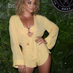 Jasmine Sanders Flaunts Her Sexy Legs at The Event in Miami 11 Photos