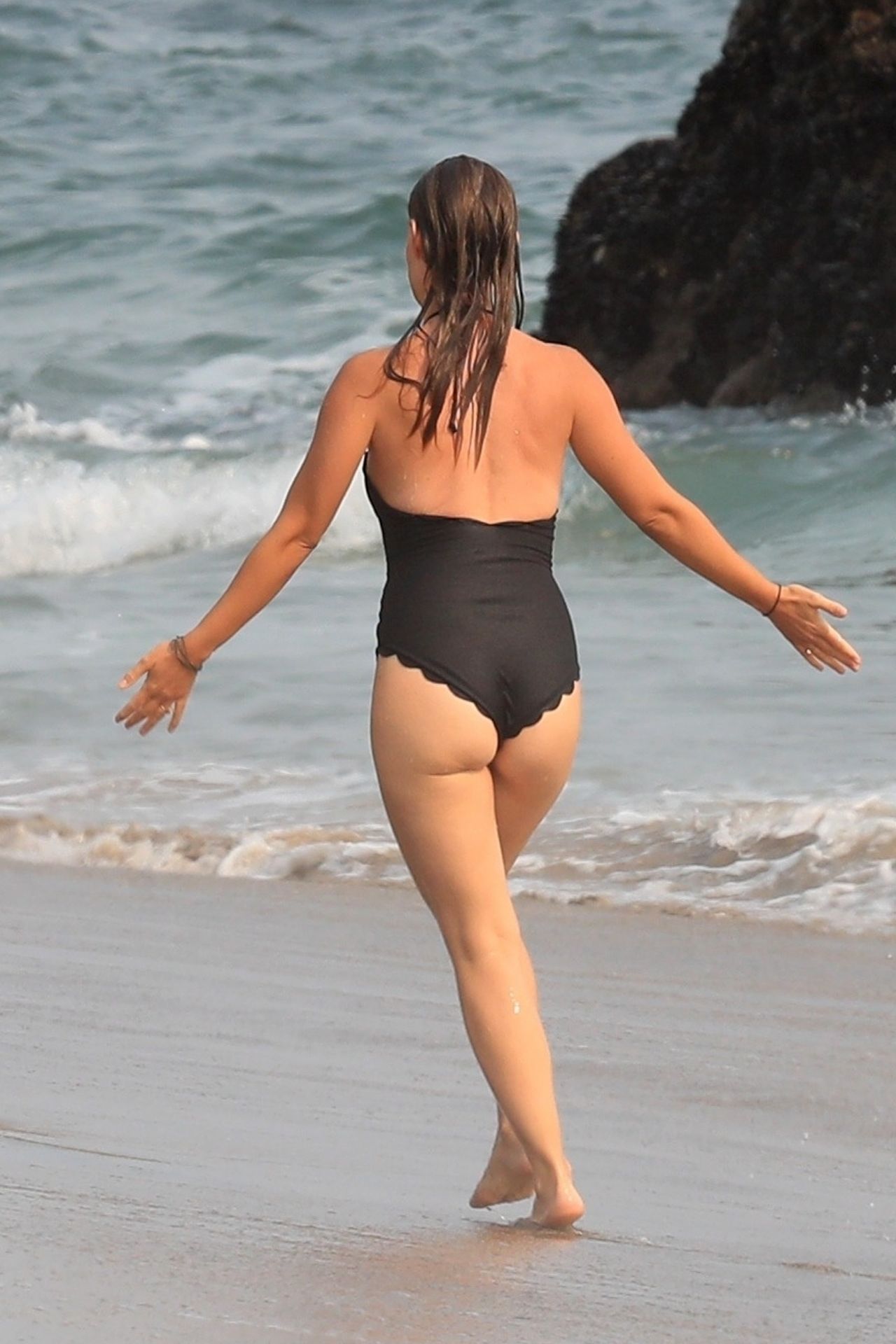 Jason Sudeikis & Olivia Wilde Have Fun at the Beach in Malibu (5 Photos)