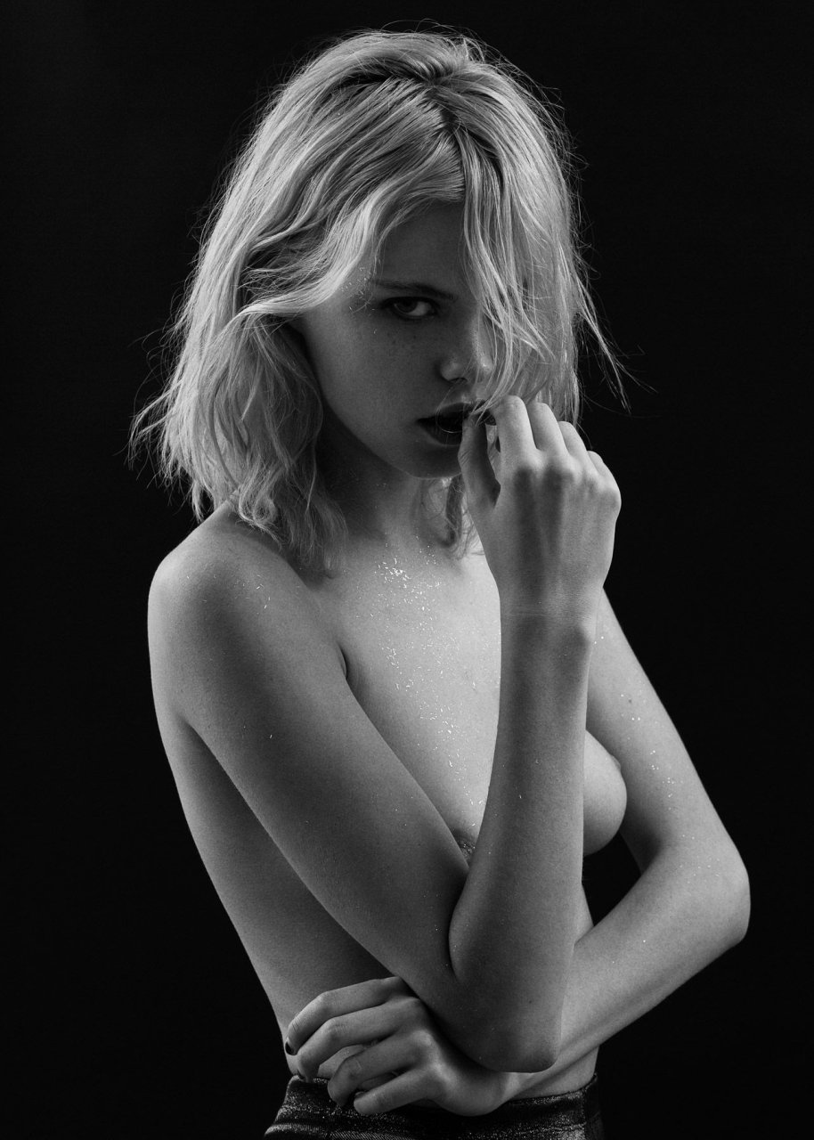 Julia Almendra Sexy & Topless (7 Photos)