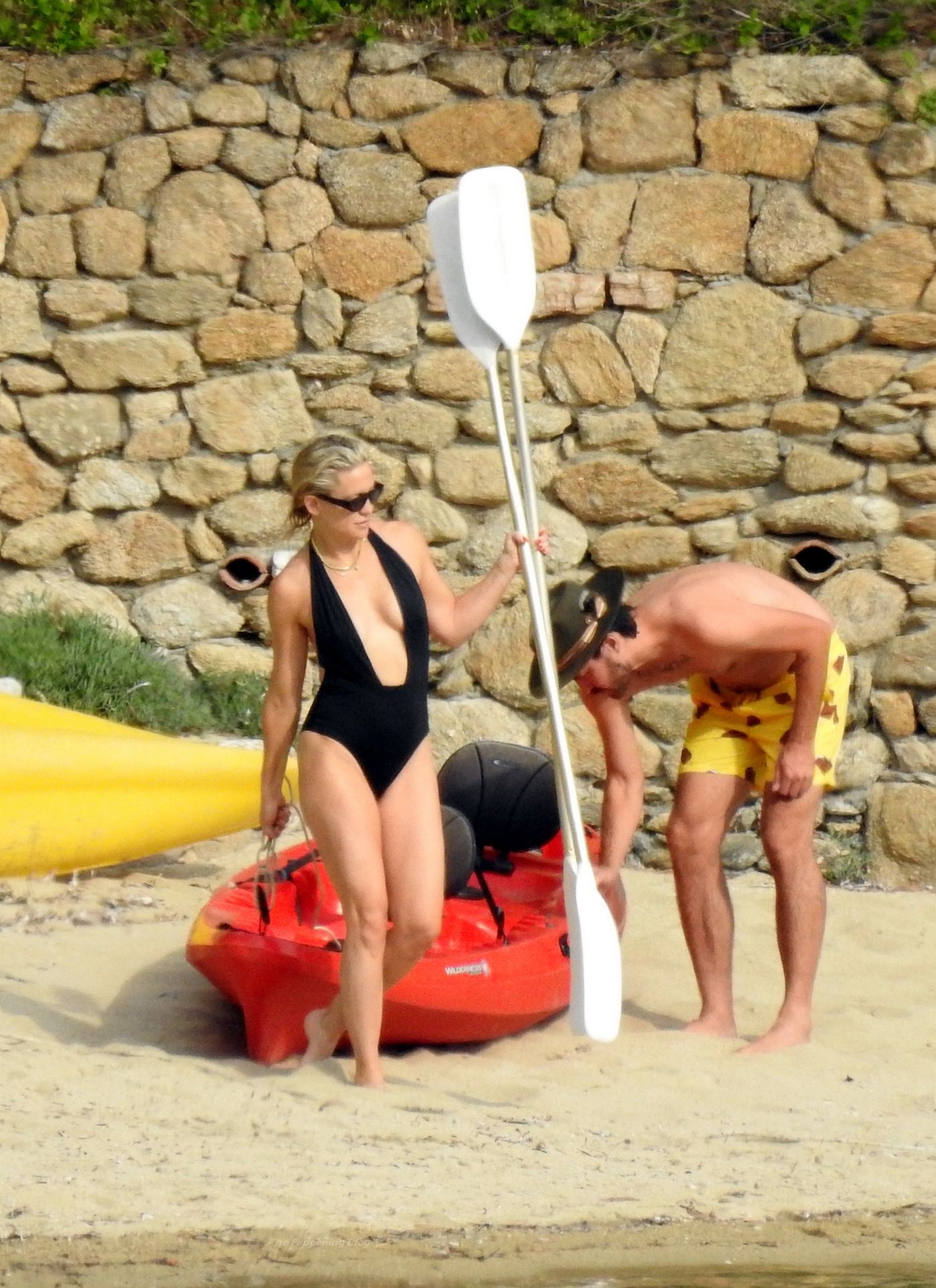 Kate Hudson Kisses Boyfriend Danny Fujikawa On The Beach In Greece (56 Photos)