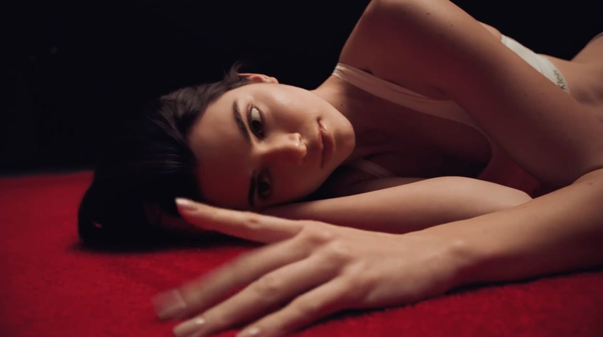 Kendall Jenner Sexy (12 Photos + Video)