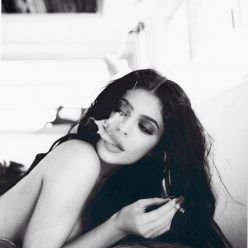 Kylie Jenner Sexy 5 Photos