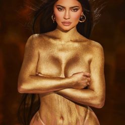 Kylie Jenner Topless 2 Hot Photos