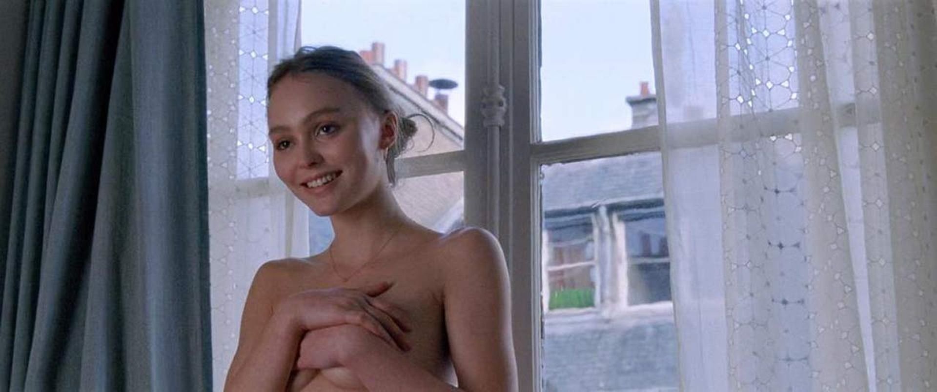 Lily-Rose Depp Topless, Laetitia Casta Sexy - L’homme fidèle (15 Pics + GIFs & Video)