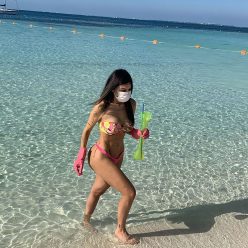 Liziane Gutierrez Wears Face Mask and Gloves on the Beach in Mexico amid Coronavir