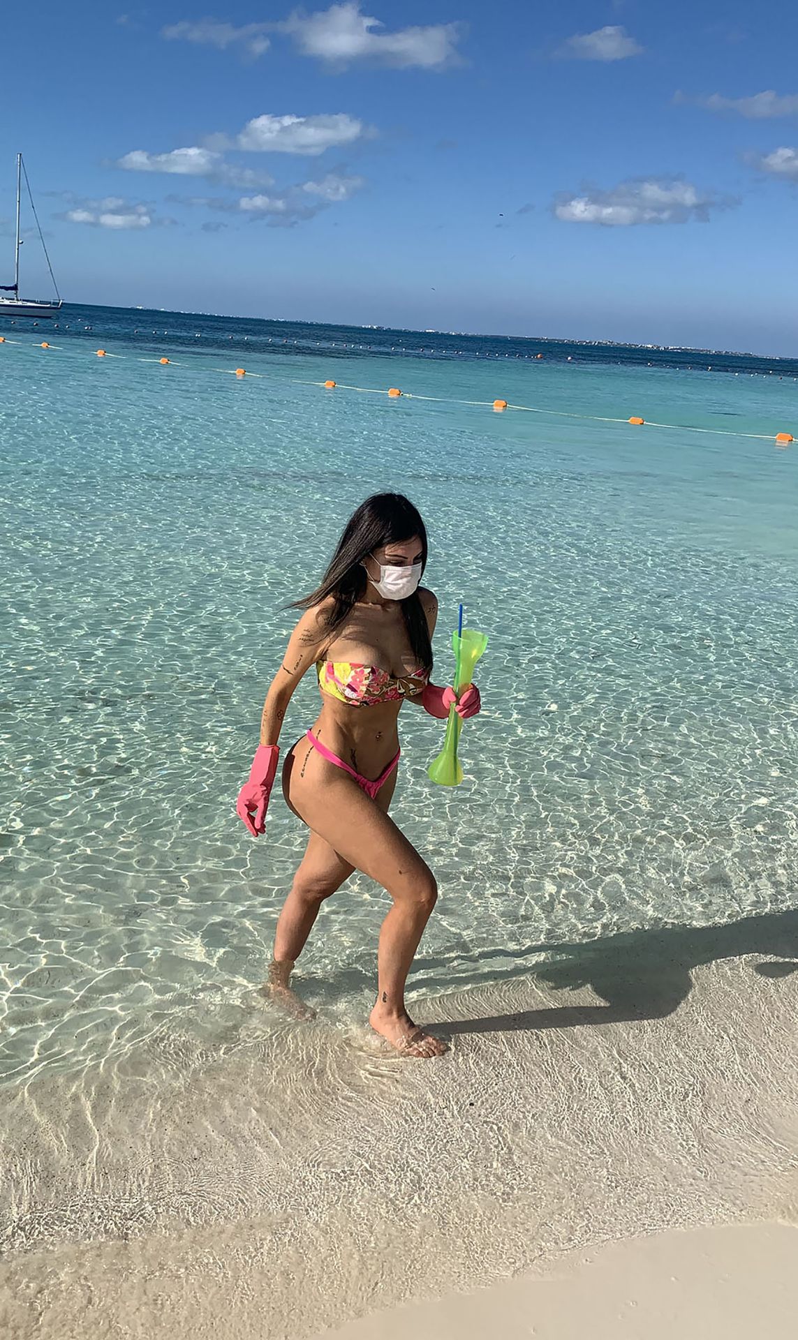 Liziane Gutierrez Wears Face Mask and Gloves on the Beach in Mexico amid Coronavirus Pandemic (5 Photos)