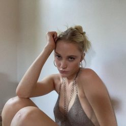 Maika Monroe Shows Her Nude Tits 1 Photo