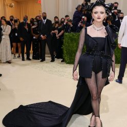 Maisie Williams Poses on the Red Carpet at the 2021 Met Gala 36 Photos