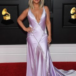Maren Morris Flaunts Her Tits at the 63rd Annual Grammy Awards 11 Photos
