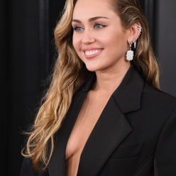 Miley Cyrus Braless 36 Photos
