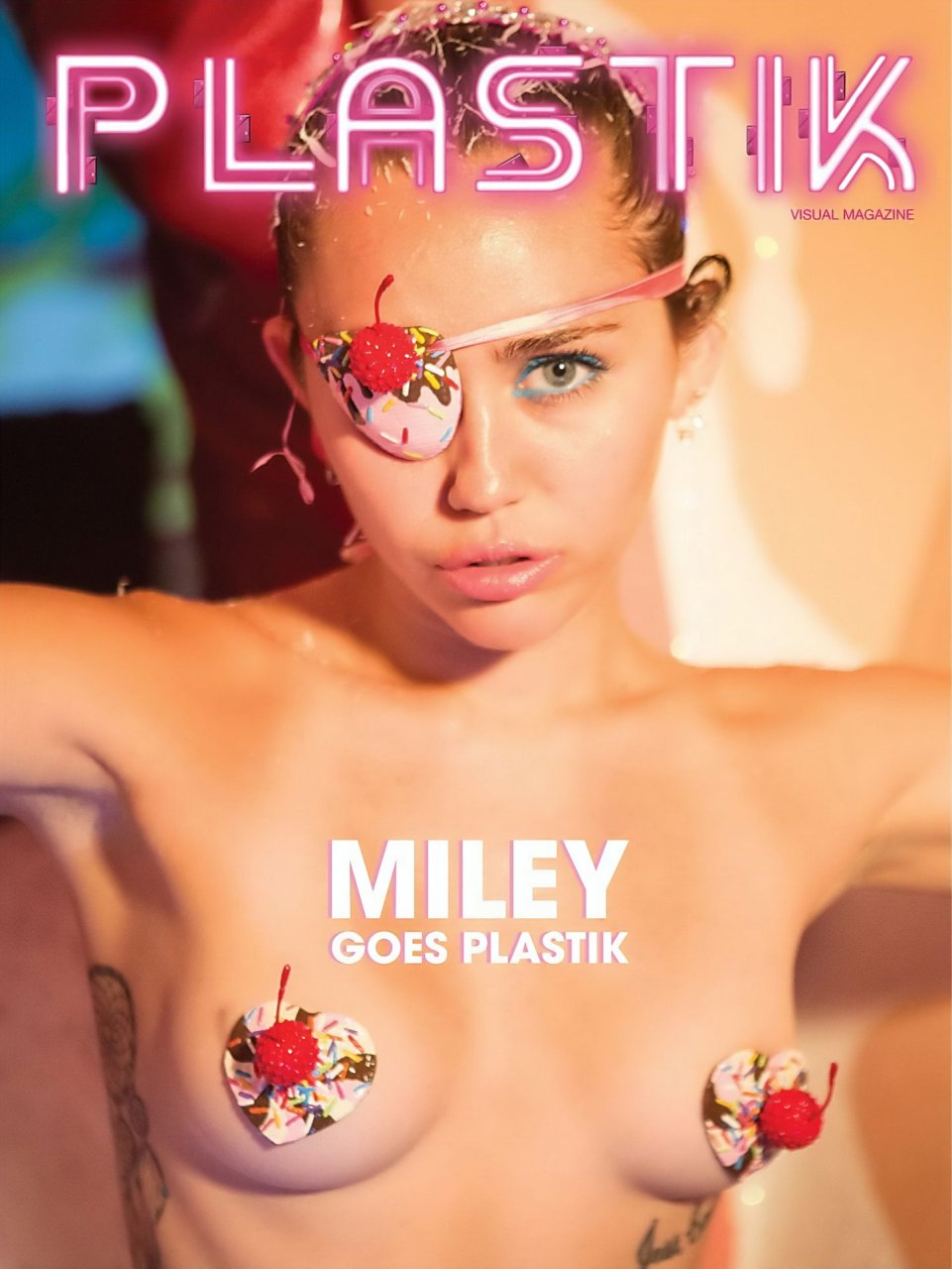 Miley Cyrus Nude & Sexy (19 Photos)