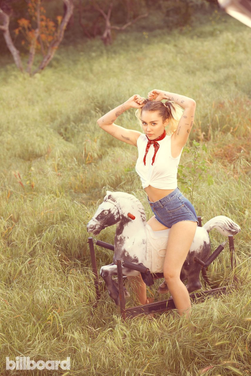 Miley Cyrus Sexy (8 Photos)