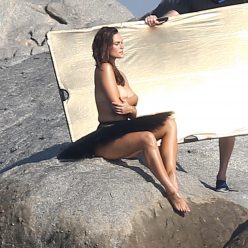 Myla Dalbesio Topless 35 Photos