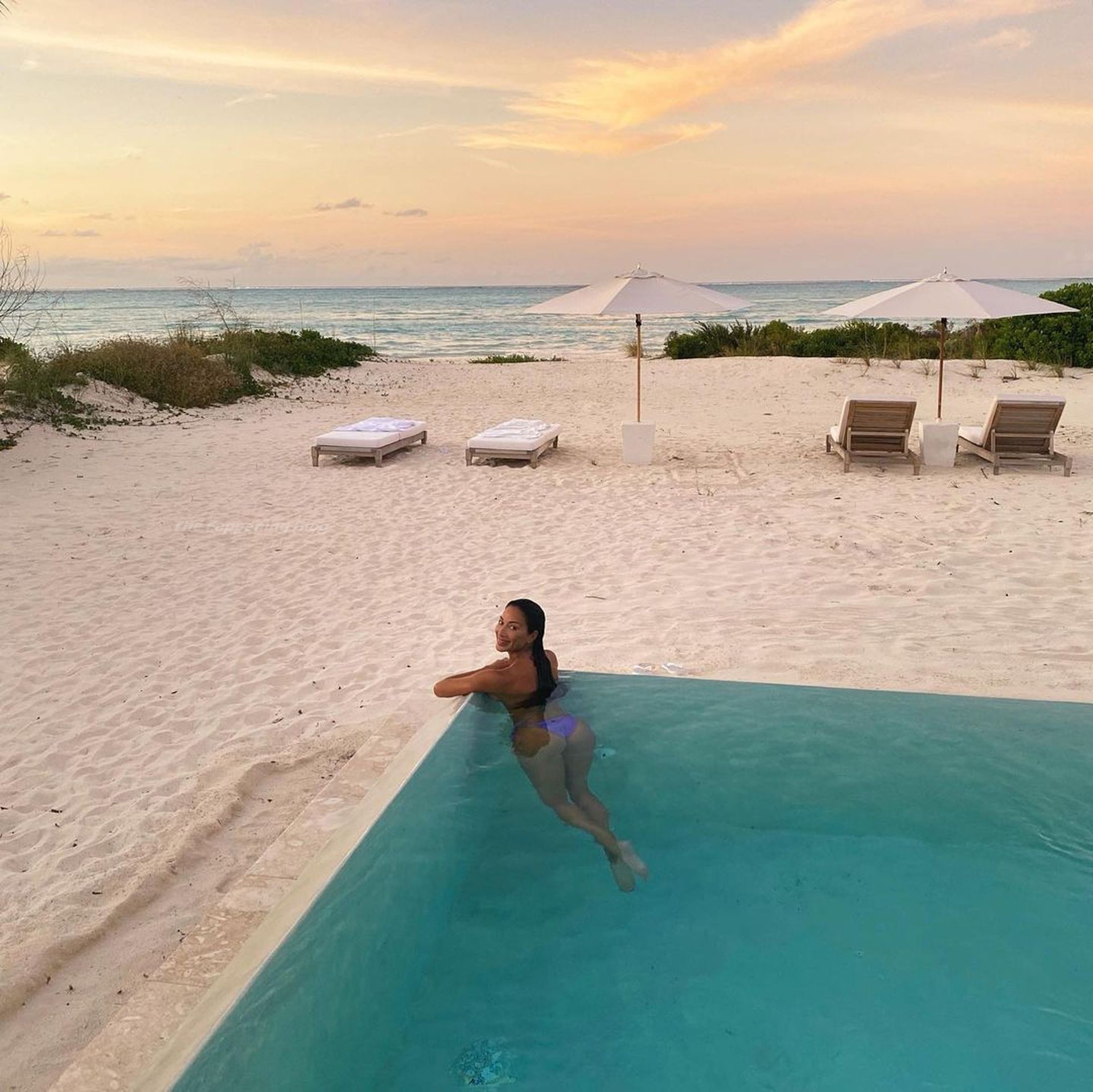 Nicole Scherzinger Looks Hot During Her Vacation (15 Photos)