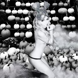 Paris Hilton Topless 2 New Photos