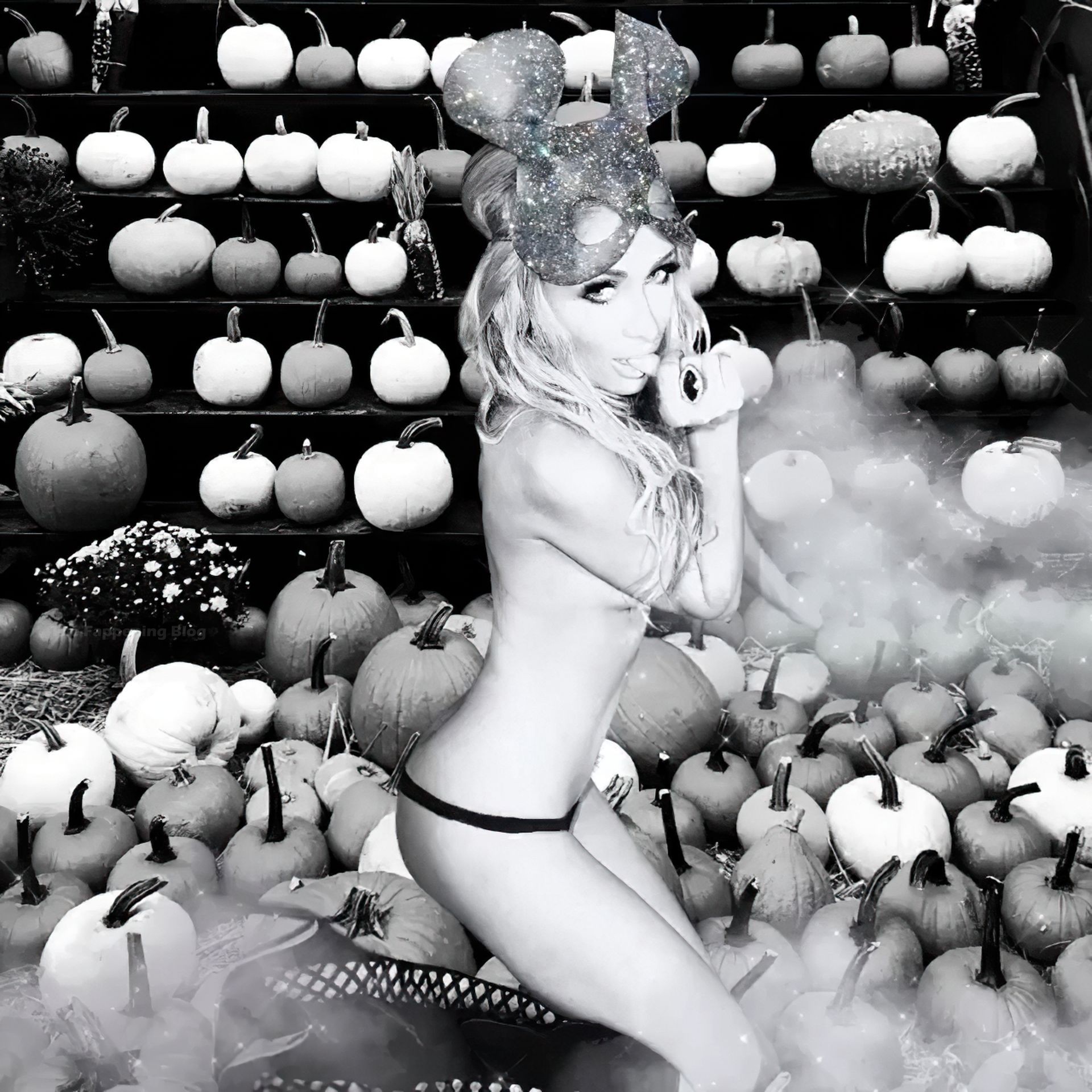 Paris Hilton Topless (2 New Photos)