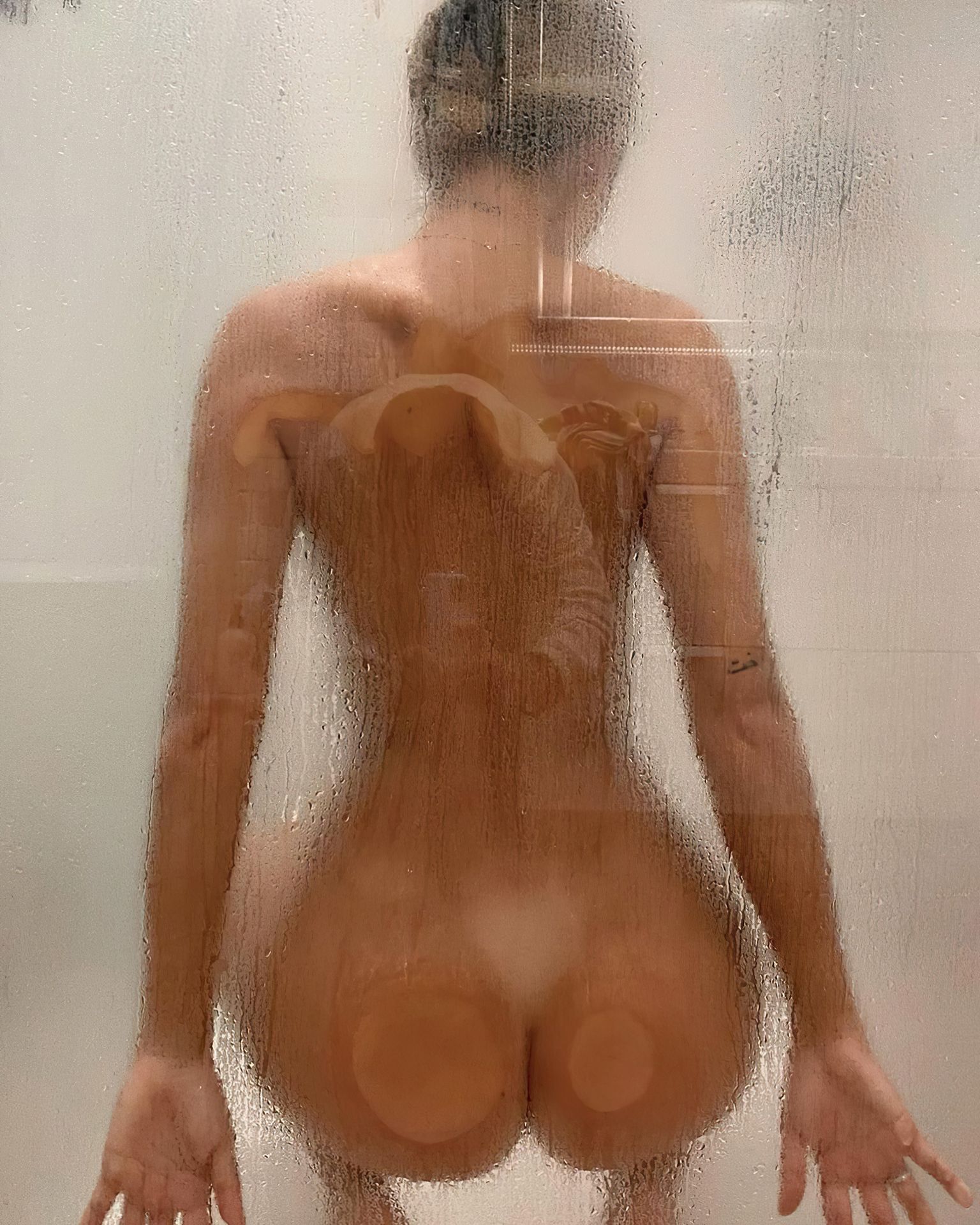 Pauline Tantot’s Nude Butt (2 Photos)