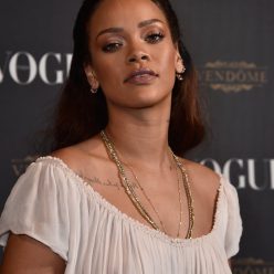 Rihanna Braless 15 Photos