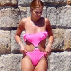 Rita Ora Shows Off Her Impressive Curves While Sunbathing with Her Sister in Sydney 41 Photos