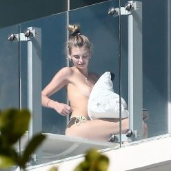 Roosmarijn de Kok Sunbathes Topless in Miami 35 Photos