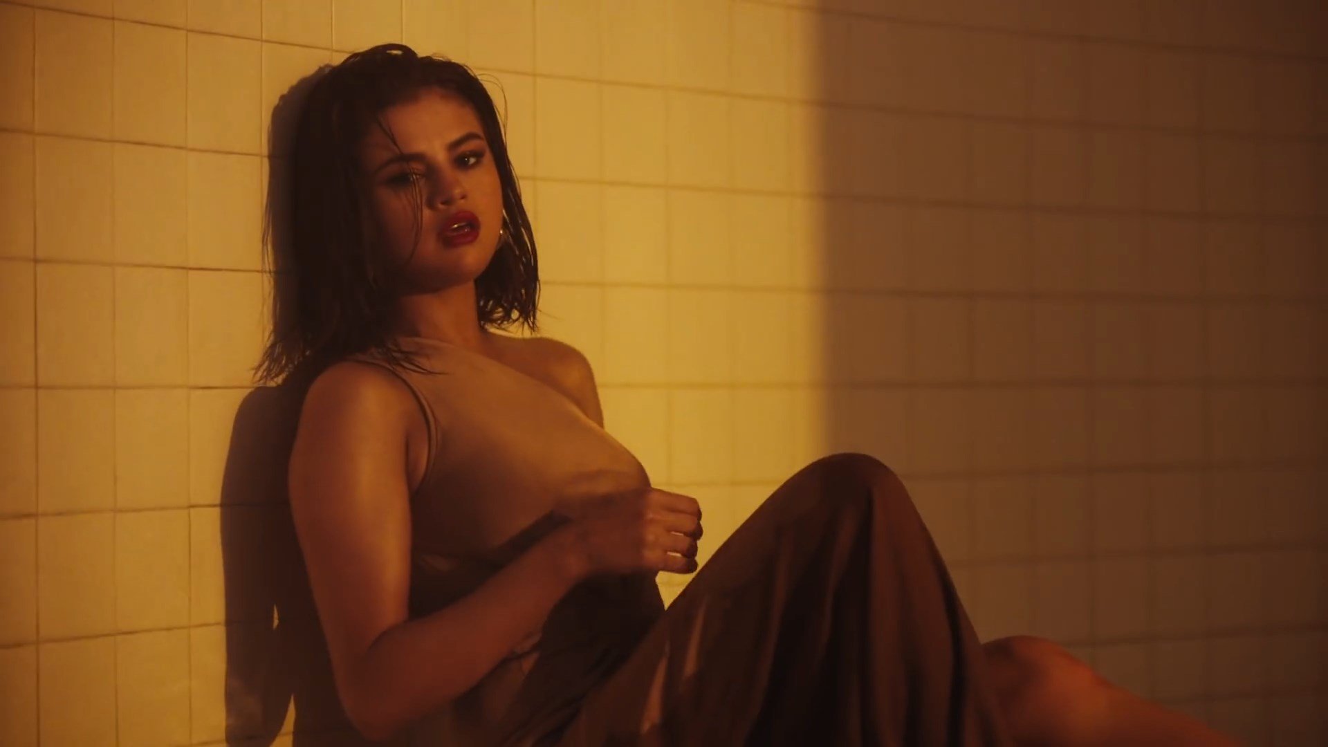 Selena Gomez Sexy  - Wolves (2017) 1080p
