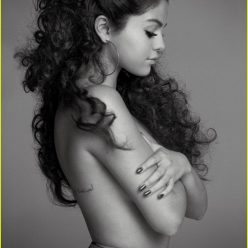 Selena Gomez Topless 4 Photos