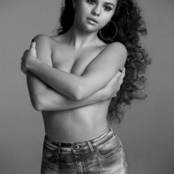 Selena Gomez Topless 7 Photos