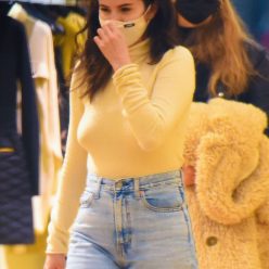 Selena Gomez is Pictured Shopping in NYC 22 Photos