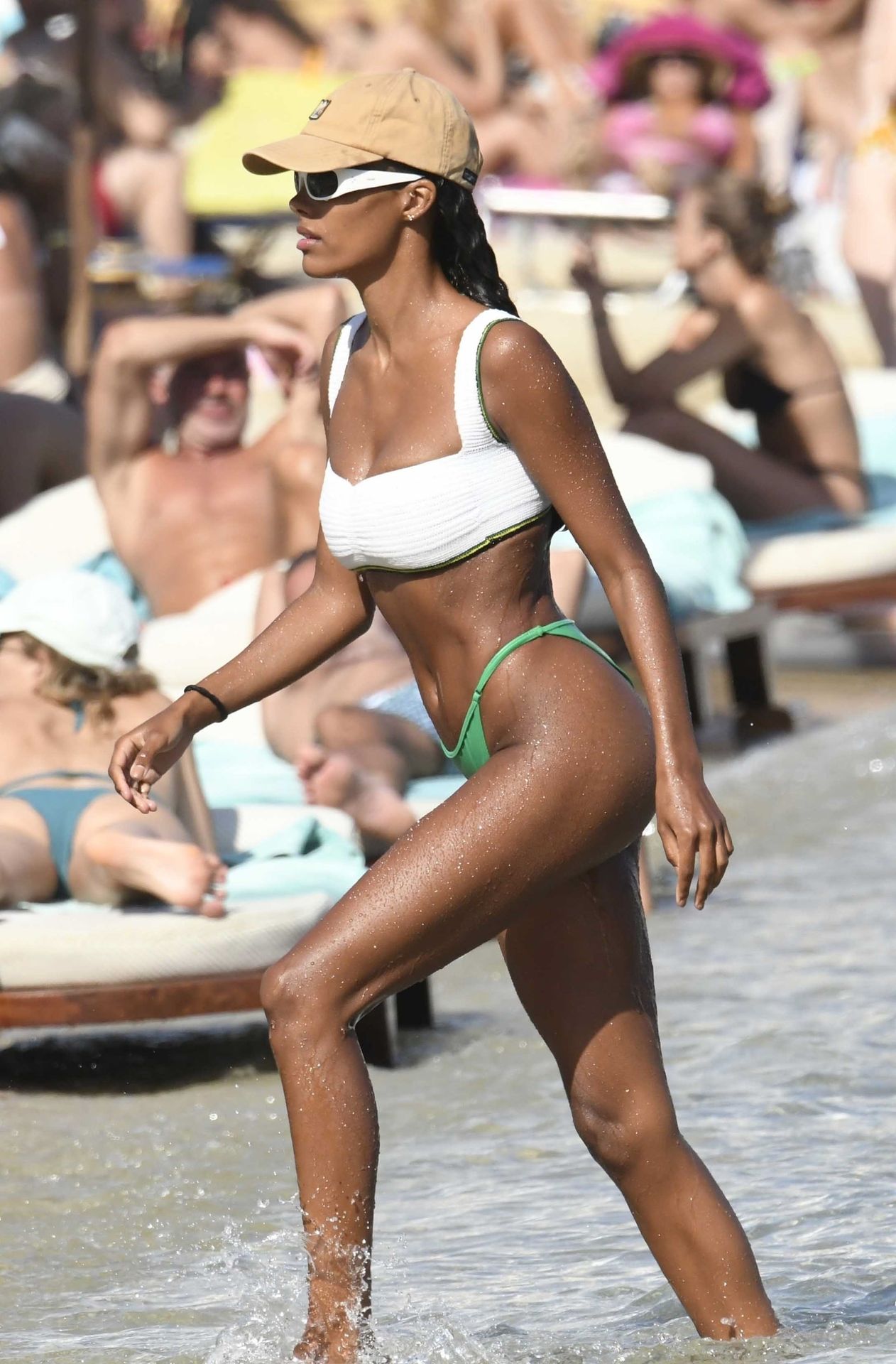 La sexy Tina Kunakey se rend à la plage de lîle de Mykonos (38 Photos)