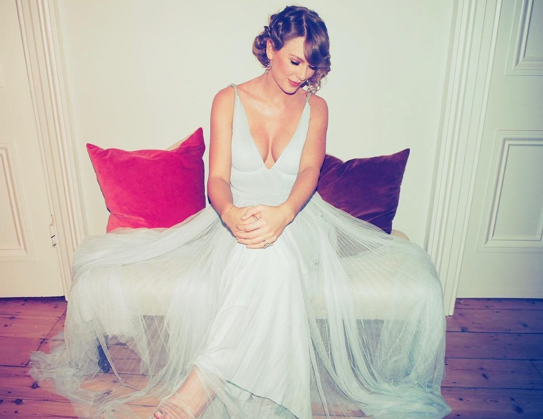 Taylor Swift Sexy (2 New Photos)