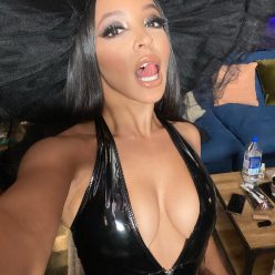 Tinashe Shows Her Sexy Tits 4 Photos