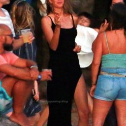 Tom Brady 038 Gisele Bndchen Unwind at Dinner During Their Family Trip to Costa Rica 15 Phot