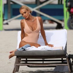 Victoria Lopyreva Shows Off Her Curves in a Swimsuit on the Beach in Miami 18 Photos