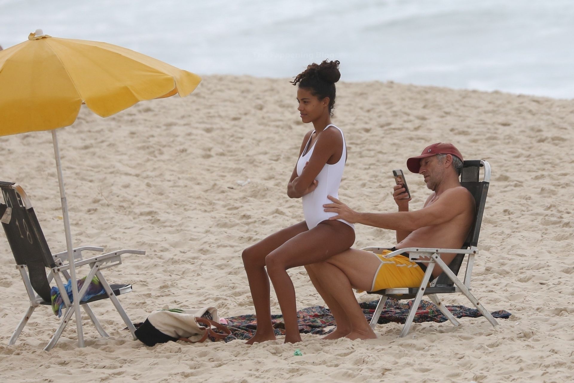 Vincent Cassel and Tina Kunakey profite dune journée à la plage à Rio de Janeiro (22 Photos)