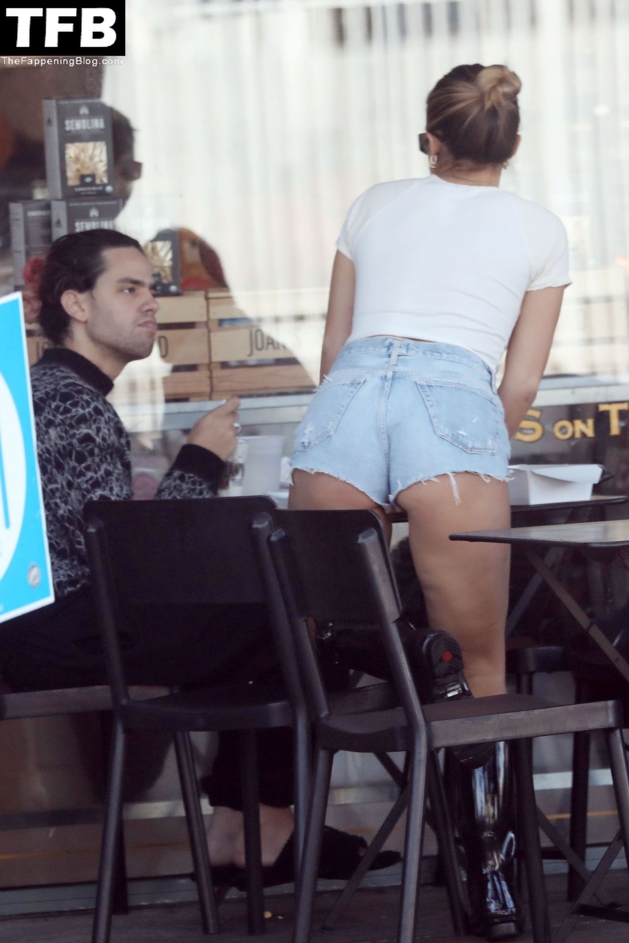 Addison Rae & Omer Fedi Share the PDA During Lunch (81 Photos)
