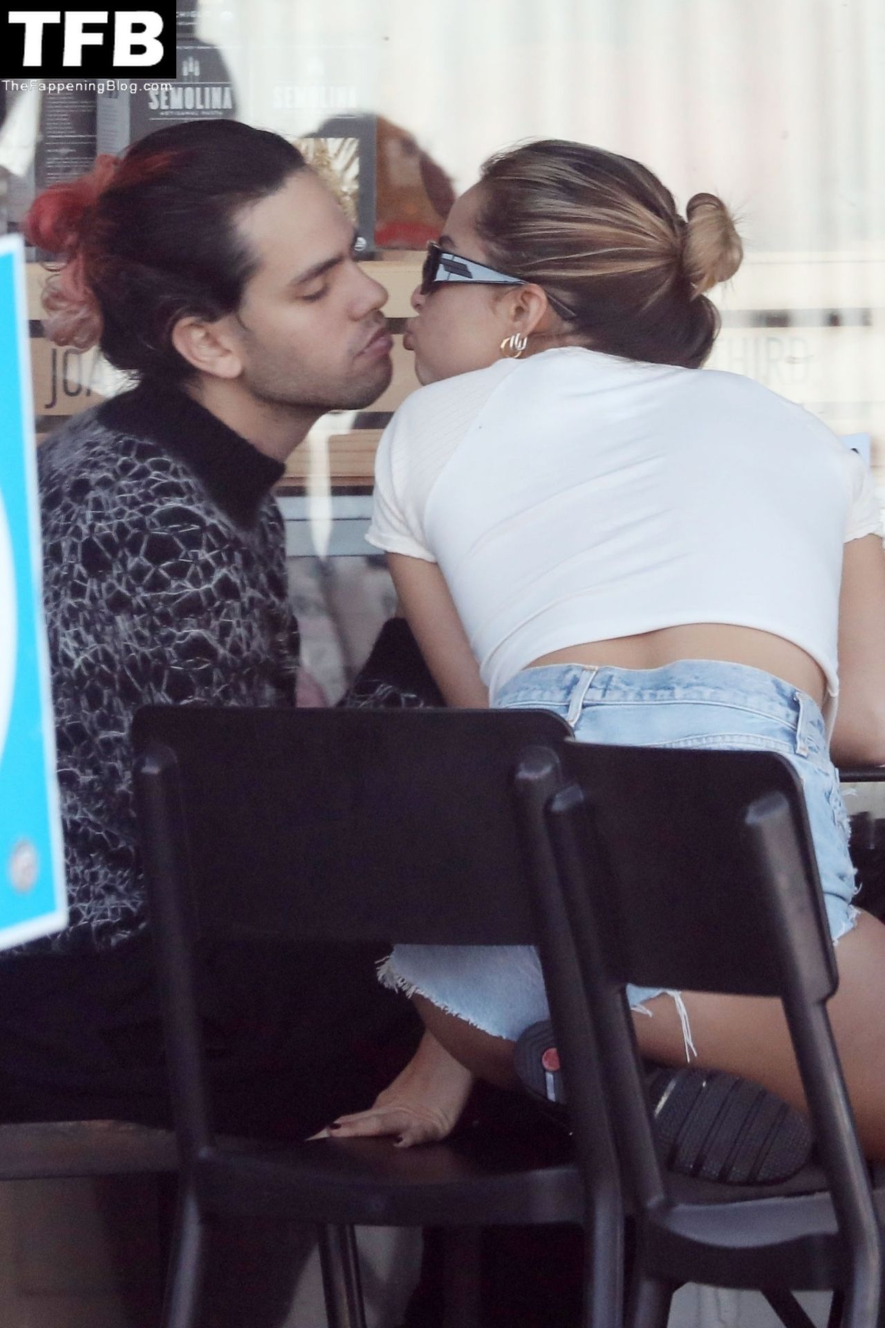 Addison Rae & Omer Fedi Share the PDA During Lunch (81 Photos)