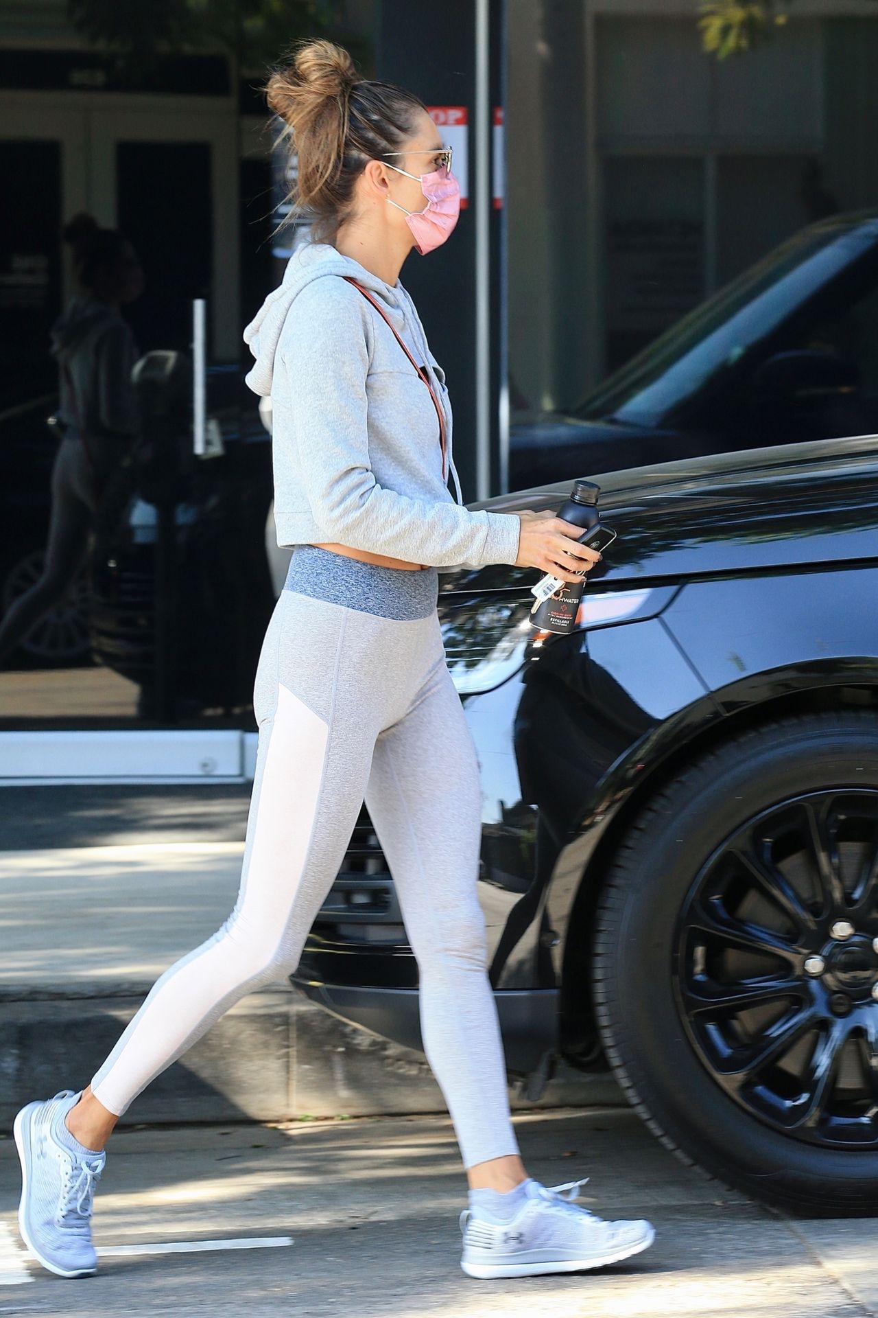 Alessandra Ambrosio Looks Fabulous In Grey Leggings at the Gym (94 Photos)