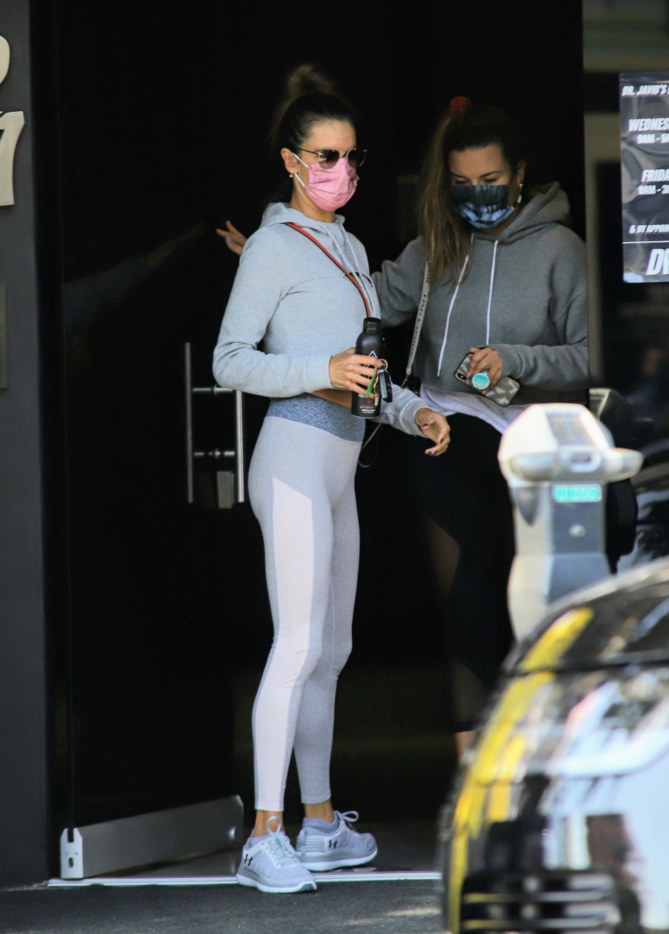 Alessandra Ambrosio Looks Fabulous In Grey Leggings at the Gym (94 Photos)