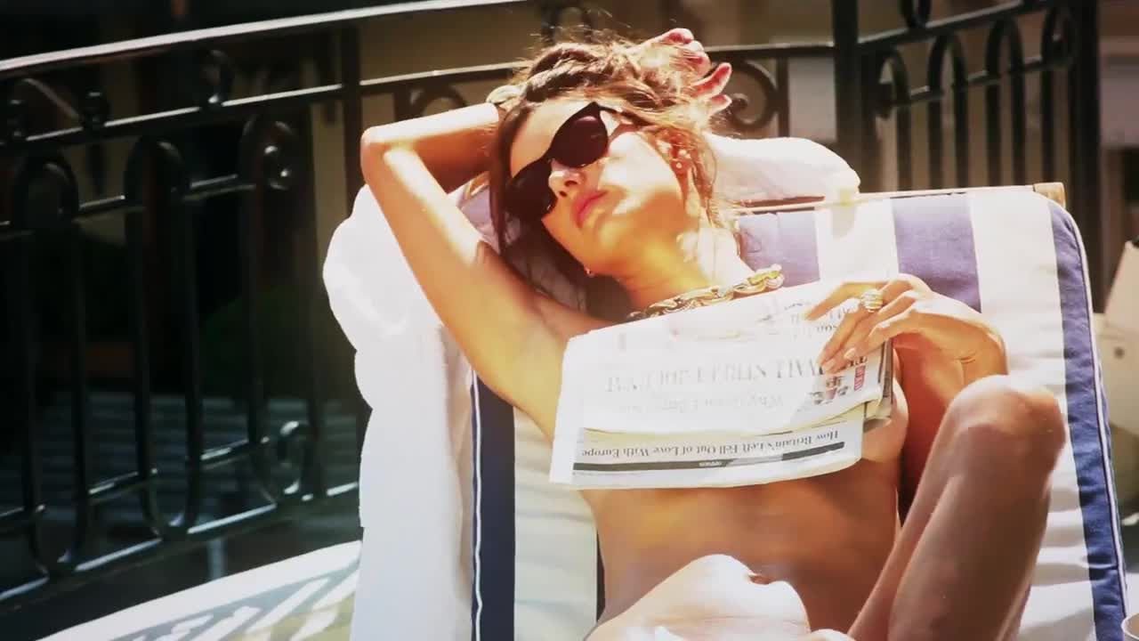 Alessandra Ambrosio Nude & Sexy (32 Photos)