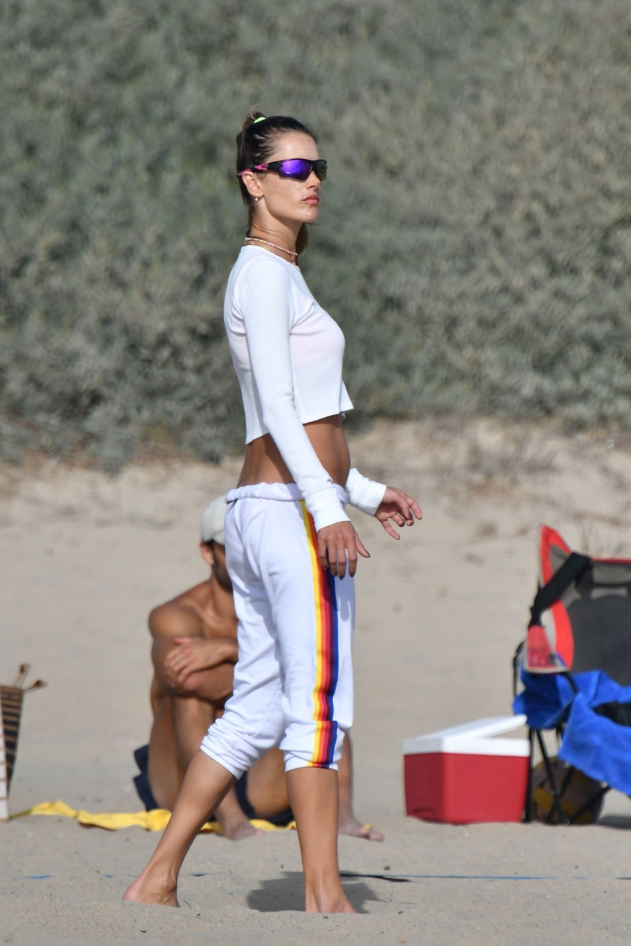 Alessandra Ambrosio Shows Off Her Abs as She Plays Beach Volleyb
all (116 Photos)