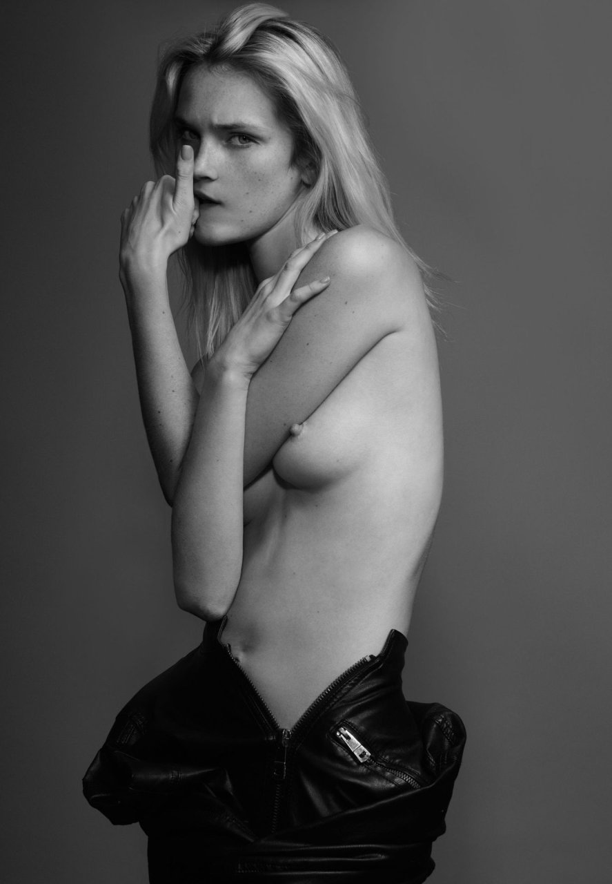 Alexa Reynen Nude & Sexy (45 Photos)