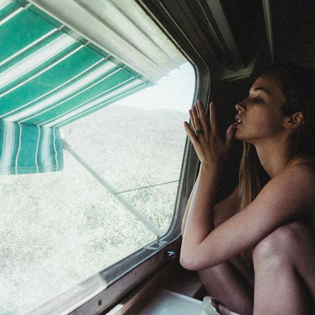 Alexis Knapp Nude & Sexy (11 Photos)