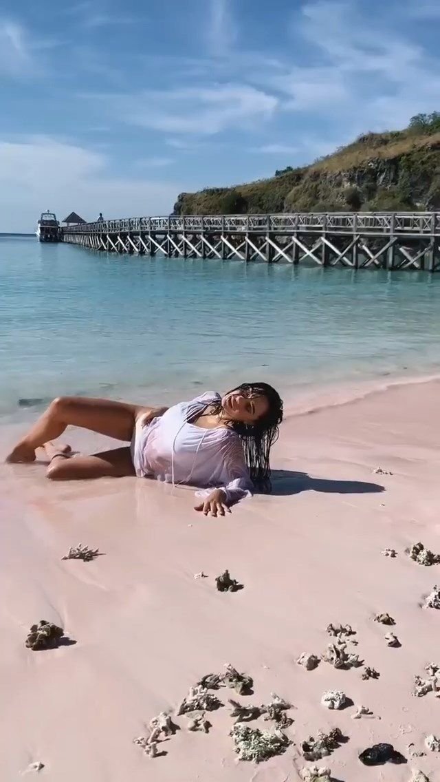 Alexis Ren Sexy & Topless (46 Pics + Videos)