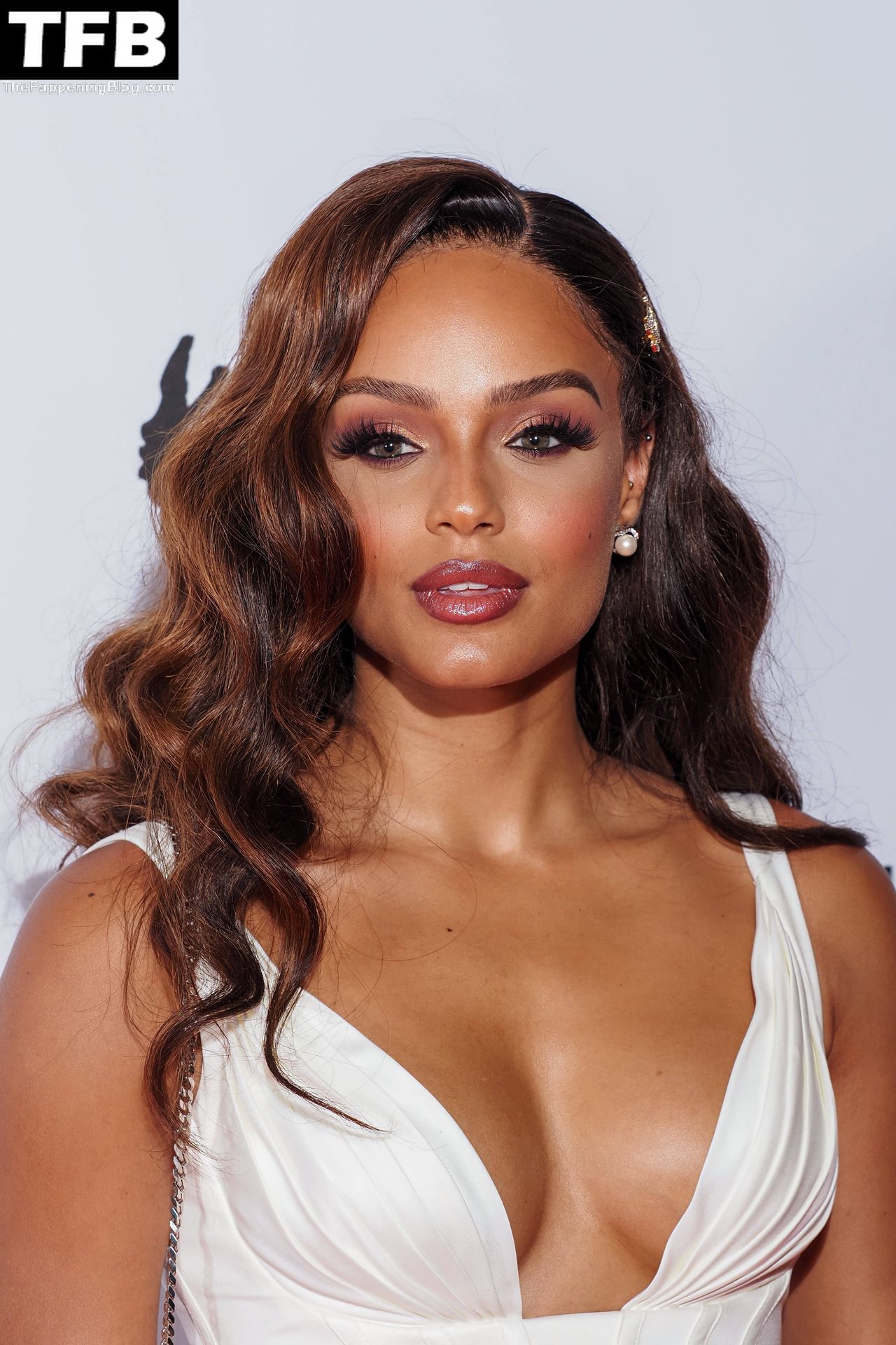 Alicia Aylies Flaunts Her Sexy Tits in a White Dress at The Global Gift Gala (13 Photos)