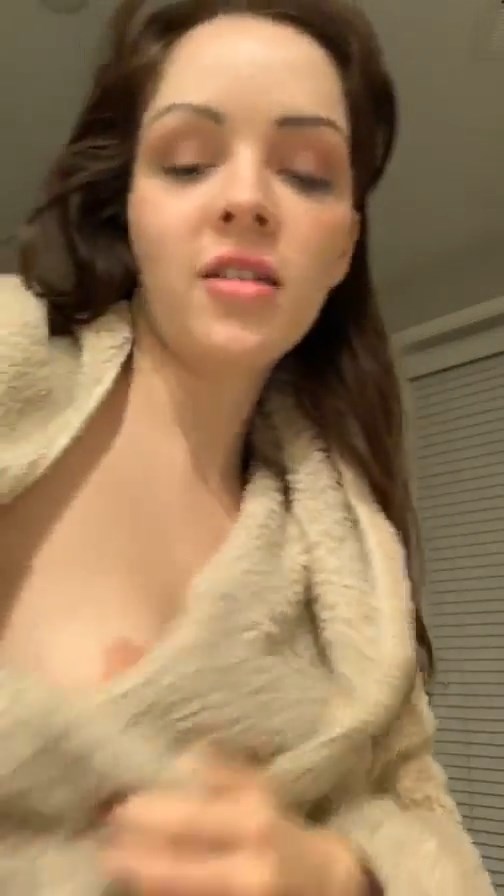 Aliya Brynn Shows Her Nude Tits (2 Pics + GIF & Video)
