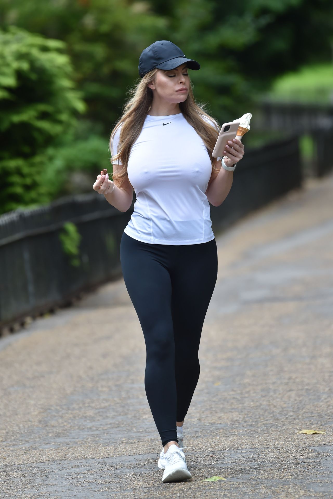 Amanda Lauren Is Seen Braless in London (29 Photos)