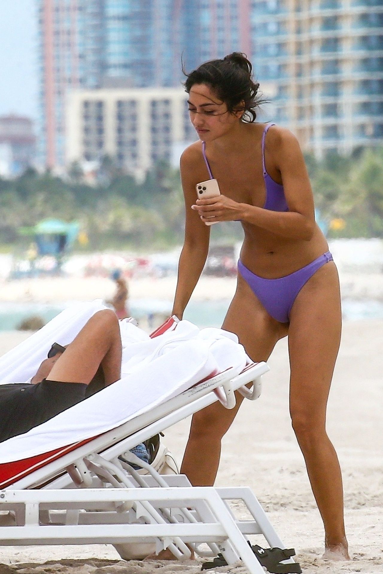 Ambra Gutierrez Enjoys a Day Playing in the Water with her Girls in Miami (56 Photos + Videos)
